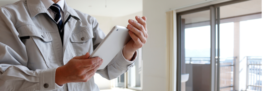 雨漏り鑑定士が無料の調査を行っている様子