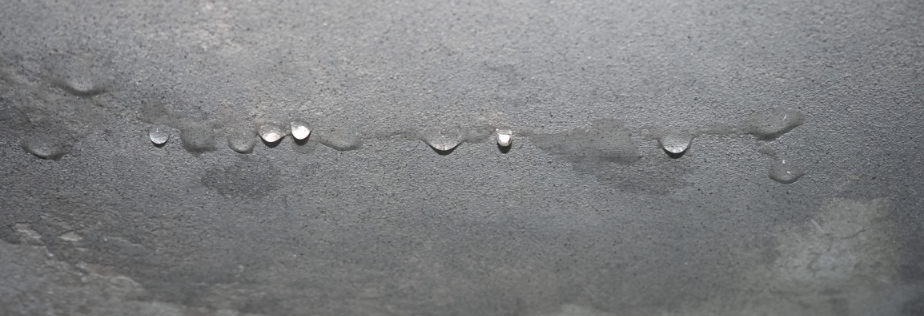 雨漏りによって天井から水が垂れている様子